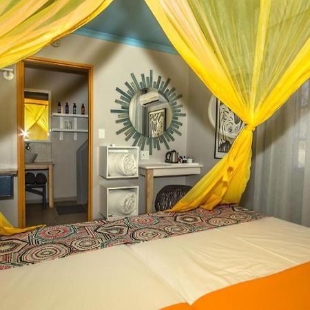 ホテル Etosha Safari Camp, Etosha National Park, Namibia オカウクエジョ エクステリア 写真