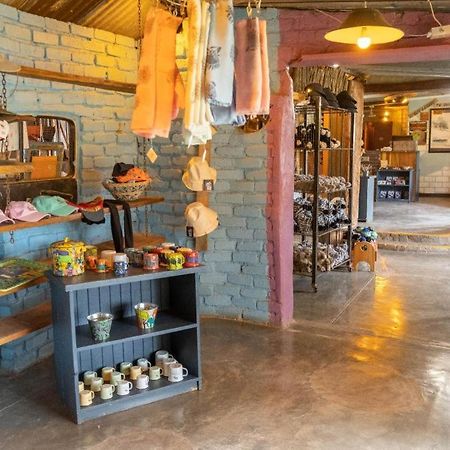 ホテル Etosha Safari Camp, Etosha National Park, Namibia オカウクエジョ エクステリア 写真