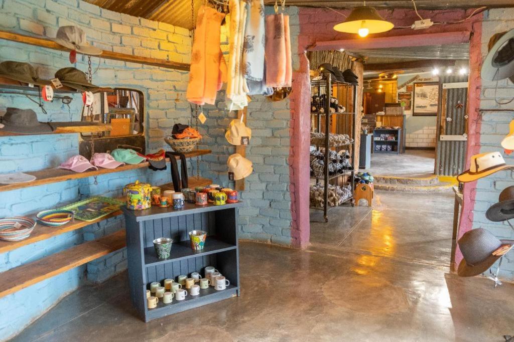 ホテル Etosha Safari Camp, Etosha National Park, Namibia オカウクエジョ エクステリア 写真